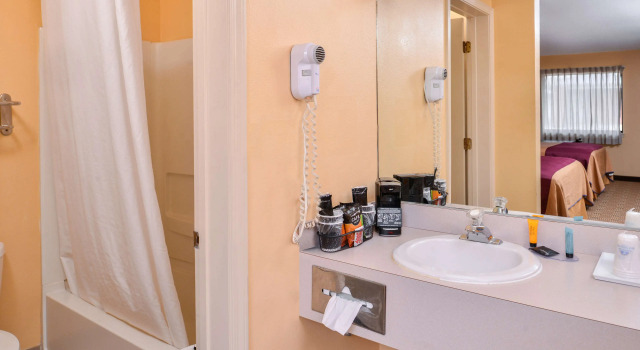 Четырёхместный номер Standard Americas Best Value Inn Ellsworth