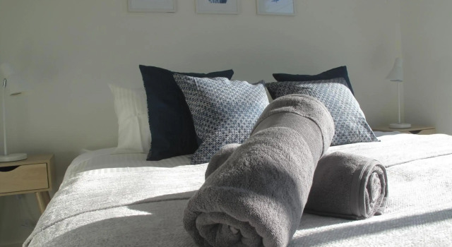 Modern 3 Bedroom Apt With FREE Parking, Netflix, Wifi & Welcome Wine by BnB Pro, Book Bed and Breakfast Melbourne 