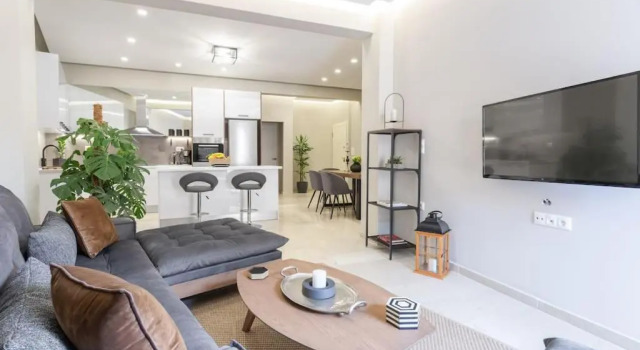 Deluxe 3-BDRM Urban-industrial Apt at Acropolis, Забронировать Отель Неос-Космос Афины, рядом с Холм Филопаппос