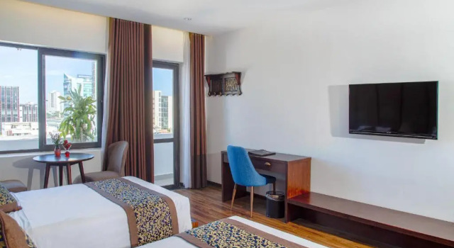 Трёхместный номер Deluxe с балконом Dong Duong Hotel & Suites - City Central - Afternoon Tea Inclusive