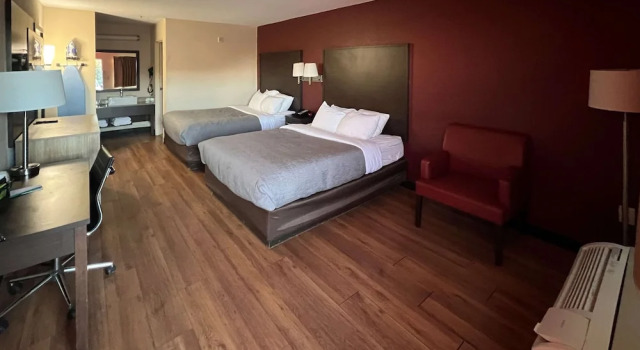 Четырёхместный номер Standard Quality Inn & Suites near six flags and medical center