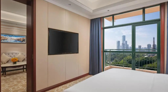 Двухместный люкс c 1 комнатой Hotel Indigo Shenzhen Overseas Chinese Town by IHG