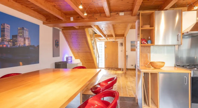 Коттедж Stylist Split Level 2 Bed With Parking