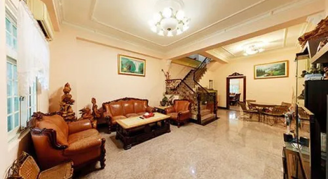 Earl Holiday House