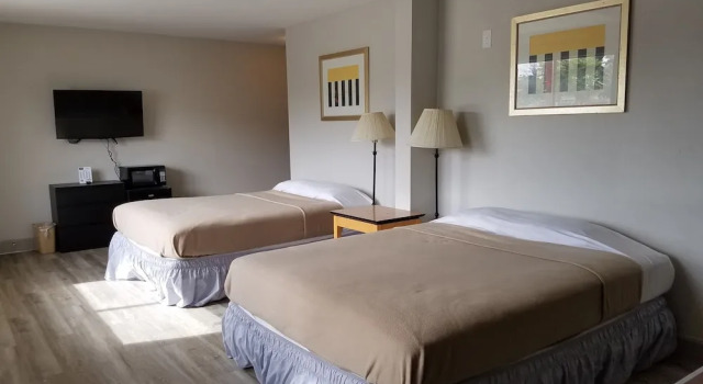 Четырёхместный номер Economy Harmony Inn and Suites