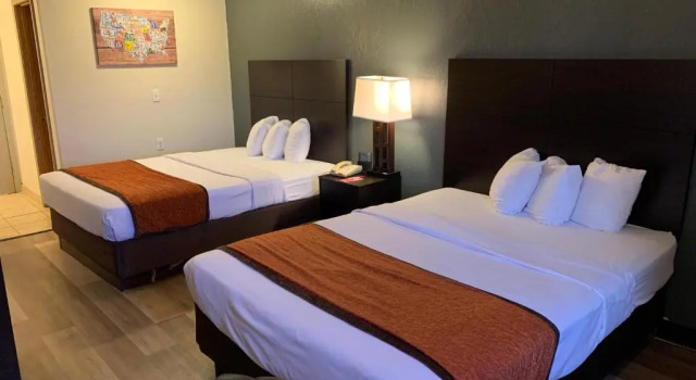 Четырёхместный номер Standard Brentwood Inn Clinton