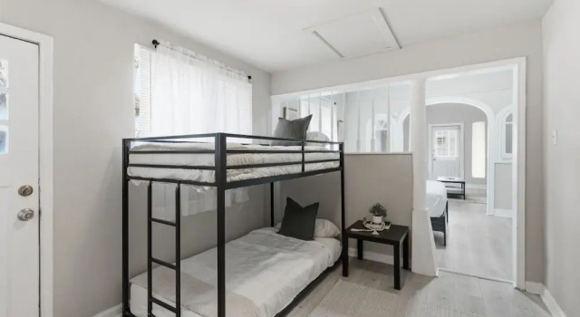 Spacious 2BR Duplex Near Downtown San Antonio, Забронировать Дом для отпуска Коттеджи Сан-Антонио, рядом с The Guadalupe Cultural Arts Center, Коттедж