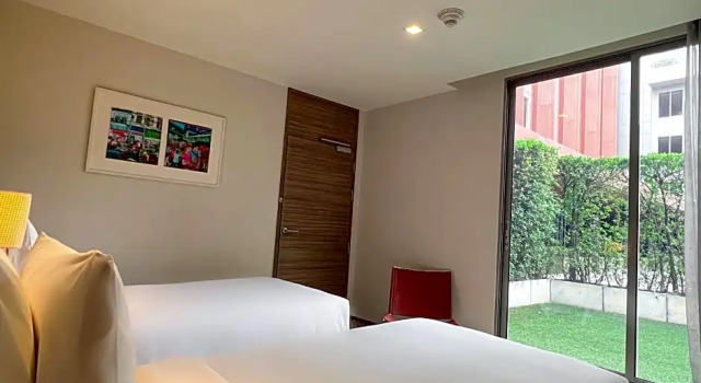 Номер Standard с балконом Отель Holiday Inn Express Bangkok Sathorn