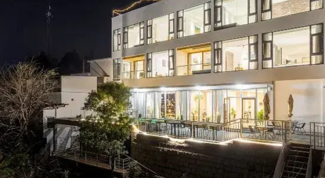 Fuxian Lake RuojianJijian House, Rezerwuj Hotel Hotele w Yuxi z basenem, Basen
