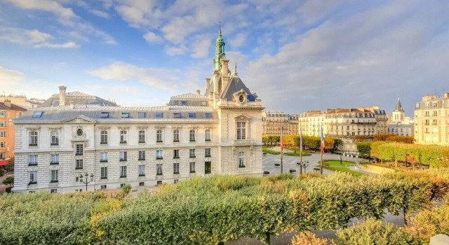 Spacious and Bright Apartment in Levallois