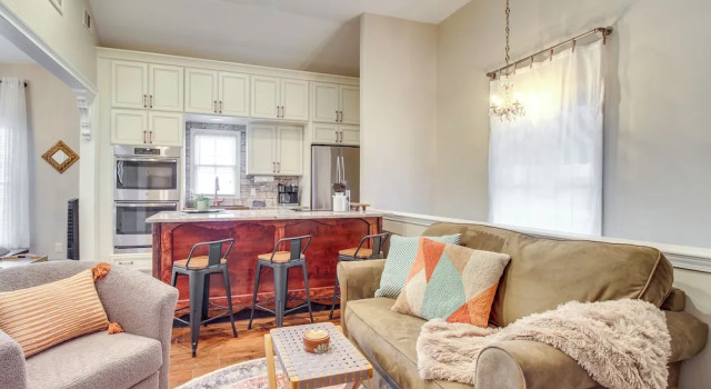 Апартаменты Cozy Savannah Vacation Rental w/ Fenced Courtyard!
