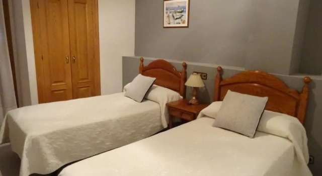 Трёхместный номер Standard с балконом Hotel Pirineos Ainsa