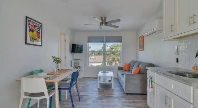 Апартаменты c 1 комнатой с балконом Indian Rocks Beach Getaway w/ Balcony + Bay View!