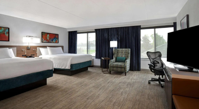 Четырёхместный номер Standard Hilton Garden Inn Detroit Metro Airport