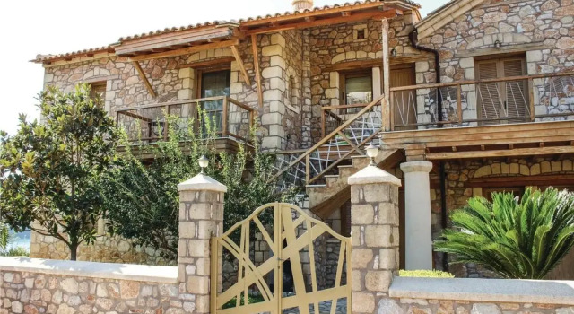 Awesome Home in Varia Kinouria With Wifi and 2 Bedrooms, Rezerwuj Hotel Hotele w Arcadia z parkingiem, Parking