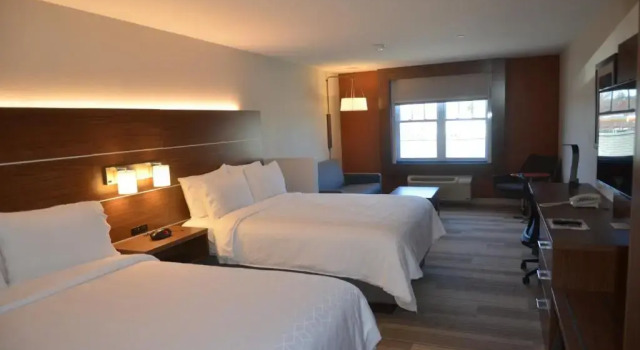 Четырёхместный люкс Holiday Inn Express & Suites Rochester by IHG