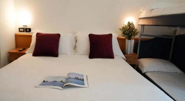 Четырёхместный номер Standard с балконом Hotel Sunset