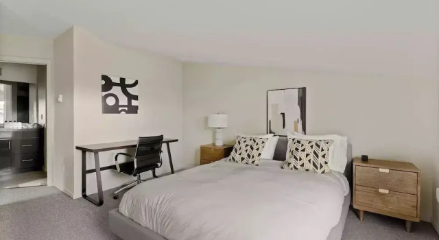 Seattle: U District Retreat Free Parking 3 Bedroom Home by RedAwning