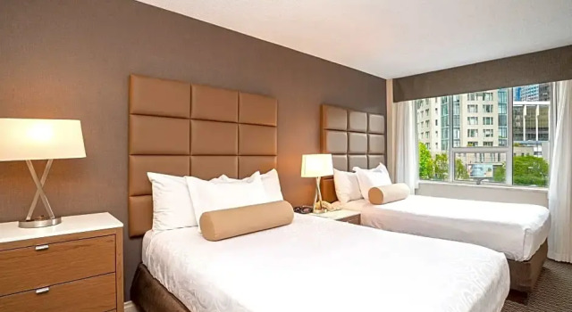 Четырёхместный семейный номер Deluxe Best Western Premier Chateau Granville Hotel & Suites & Conference Centre
