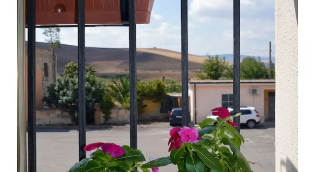Трёхместный номер Standard с видом на окрестности B&B Stazione Dittaino