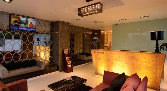Tulip Inn Ahmedabad, Rezerwuj Hotel Sātej Gujarat