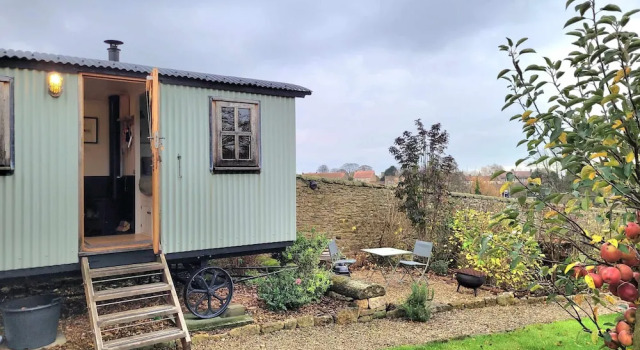 Plank Bridge Shepherds Hut in Orchard - Peaceful Escape for Two, Book Hotel Hoteller i East Ayton med parkering, Parkering