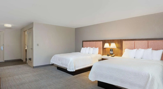 Четырёхместный номер Standard Newly Renovated Hampton Inn Omaha West Lakeside