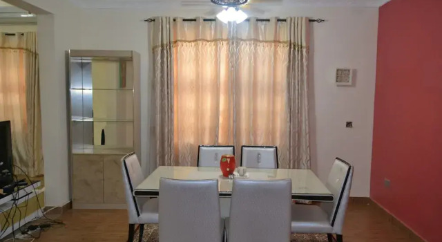 Коттедж с 4 комнатами Shenocho Properties