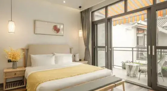 Люкс с балконом Floral Lux Hotel · living in another courtyard (Lijiang ancient city light luxury store)