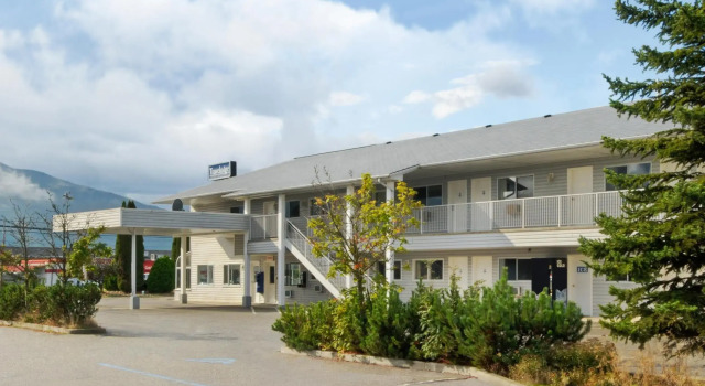 Кровать в общем номере Travelodge by Wyndham Salmon Arm BC