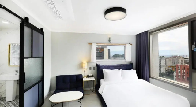 Люкс Cornerstone Hotel