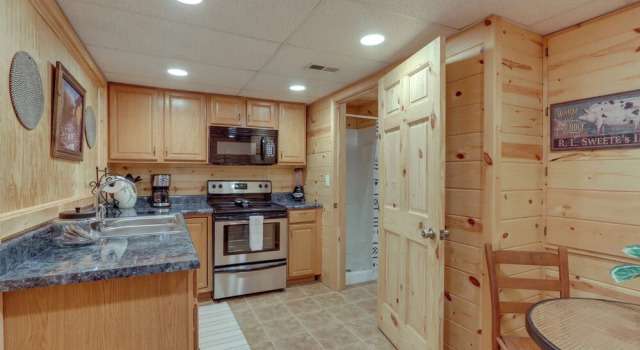 Коттедж The River Rest Ellijay Cabin w/ Hot Tub