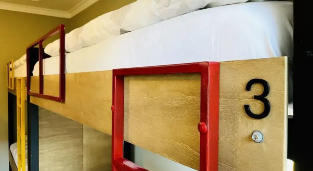Hostel Prishtina Backpackers, Забронировать Хостел Хостелы Приштина, рядом с National Theatre of Kosovo, Хостел