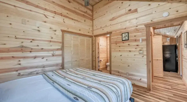 Номер Comfort Rustic Cabin With Firepit and Grill - 10 Mins to Main St