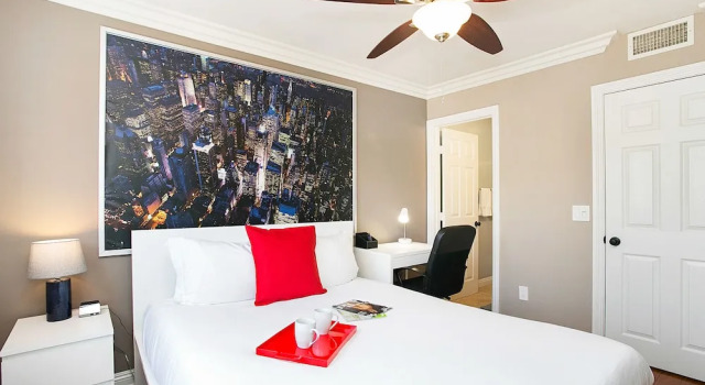 Costa Mesa/Newport - Fast WiFI - Work Stations - Free Parking - Self Check In! (CM-1)