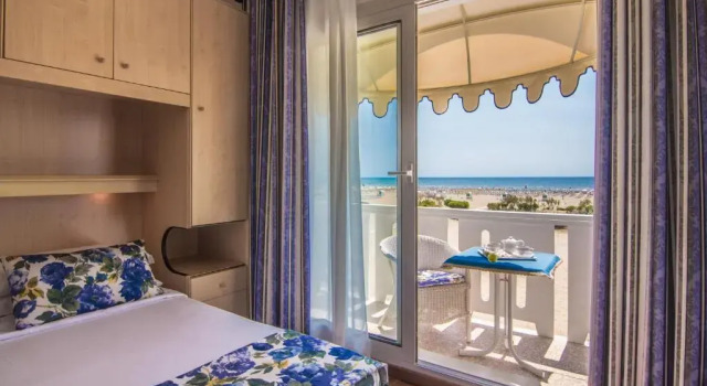 Трёхместный номер Standard seafront Hotel Doriana