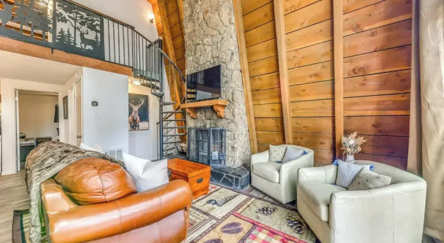 Коттедж с 2 комнатами с балконом Cozy Ruidoso Cabin Rental w/ Private Hot Tub
