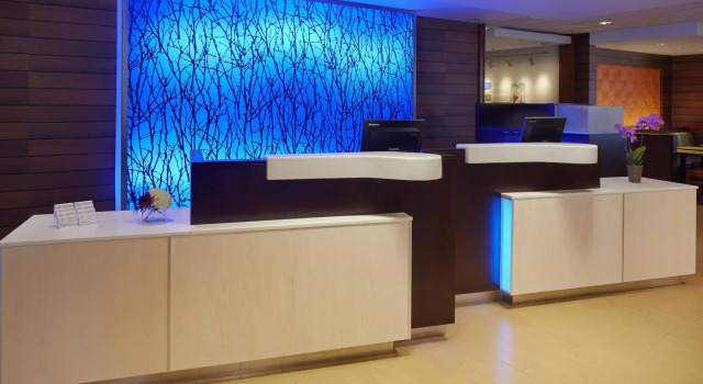 Fairfield Inn & Suites Springfield Northampton/Amherst, Забронировать Отель Нортгемптон Массачусетс, рядом с Spare Time Bowling