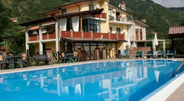 Local Stone Cottage With Shared Pool