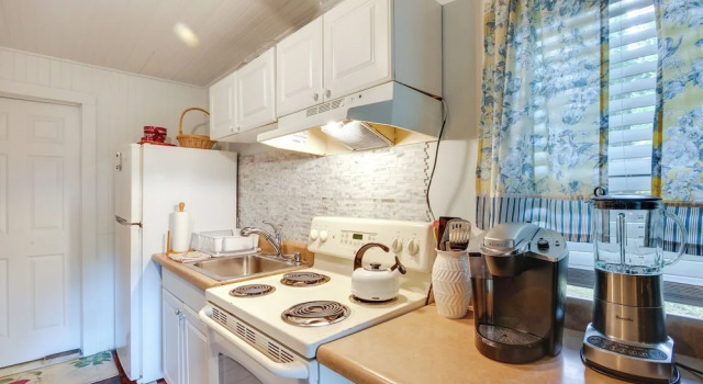 Коттедж Charming Danbury Cottage w/ Lake Kenosia Access!
