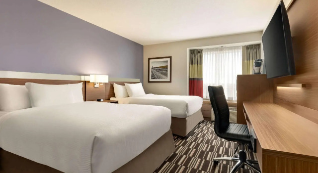 Четырёхместный номер Business Microtel Inn & Suites by Wyndham Bonnyville