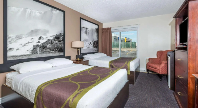Четырёхместный номер Standard Super 8 by Wyndham Cambridge/Kitchener/Waterloo Area