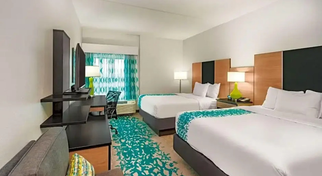 Четырёхместный номер Executive La Quinta Inn & Suites by Wyndham Cleveland near Lee Univ