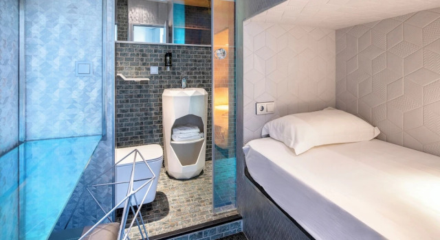 Одноместная капсула без окна нижняя Diamond Capsule Hotel Amsterdam South