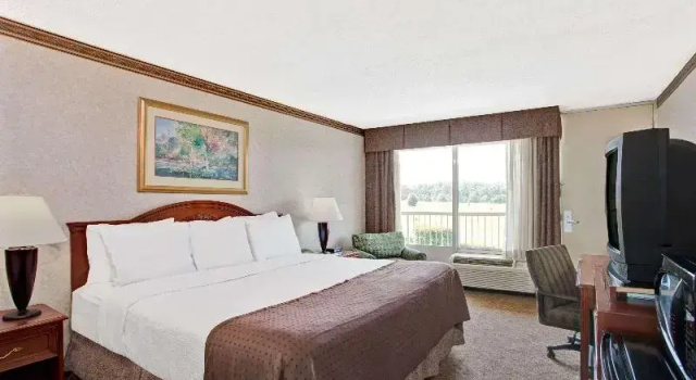 Четырёхместный номер Standard Crown Inn