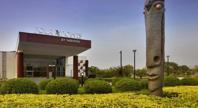 Кровать в общем номере Four Points by Sheraton New Delhi, Airport Highway