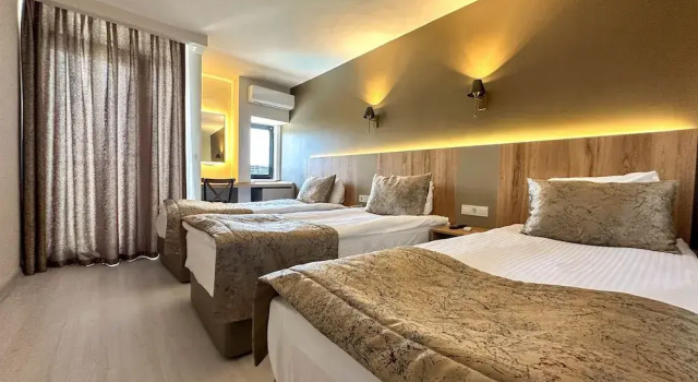 Трёхместный номер Standard c 1 комнатой с балконом и с видом на бассейн Ephesus Hitit Hotel restaurant