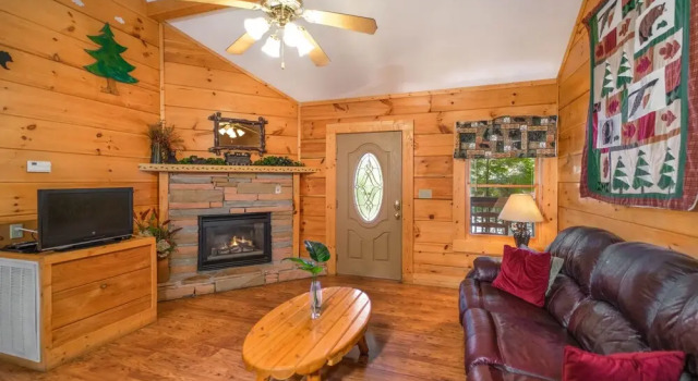 Er307- Eagle's View- Great Location- Close To Town 2 Bedroom Cabin by RedAwning