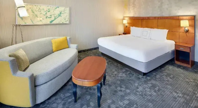 Двухместный номер Deluxe с балконом Courtyard by Marriott Cleveland Beachwood