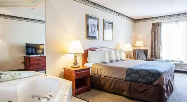 Люкс c 1 комнатой Rodeway Inn & Suites Milwaukee Airport